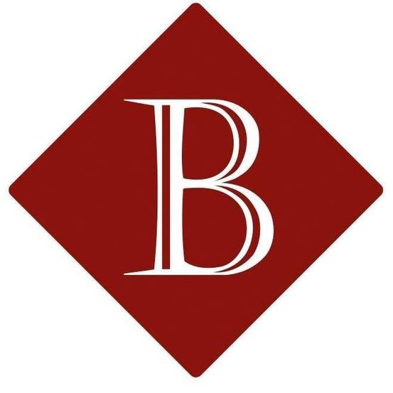 Ein rotes rautenförmiges Logo mit einem weißen Buchstaben B in der Mitte.