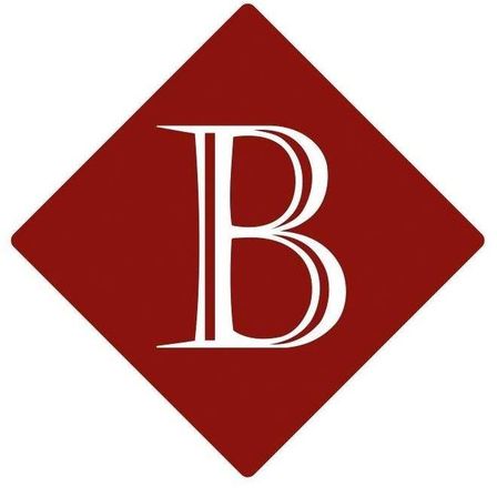 Ein burgunderrotes, rautenförmiges Logo mit einem weißen stilisierten 'B' in der Mitte.