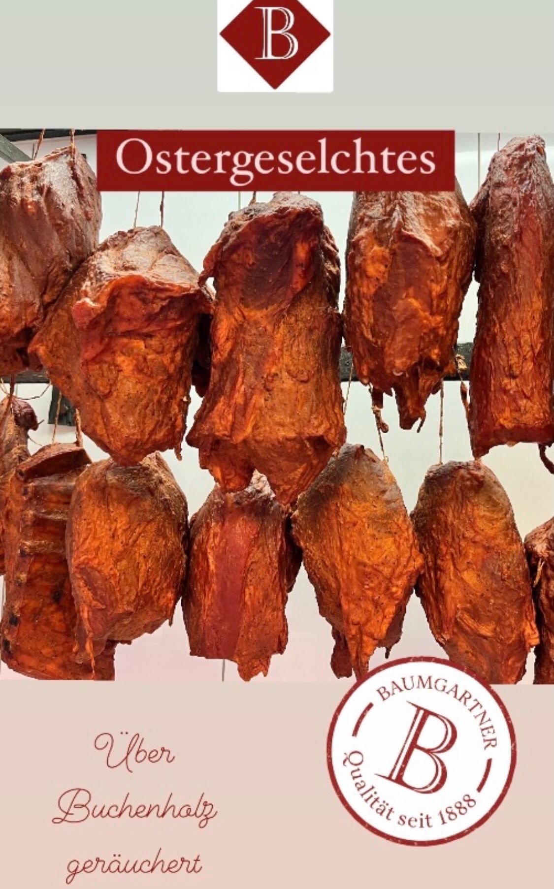 Stücke von getrocknetem Fleisch hängen an Haken und zeigen eine braune, knusprige Außenseite. Der Markenname 'Baumgarten' ist unten sichtbar.
