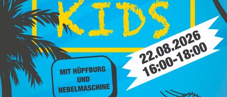 Ibiza Party Kids-Event mit blauem und gelbem Hintergrund, Palmen und Kindern. Der Termin ist der 22. August 2026 von 16:00 bis 18:00 Uhr. Aktivitäten umfassen eine Hüpfburg und eine Nebelmaschine.