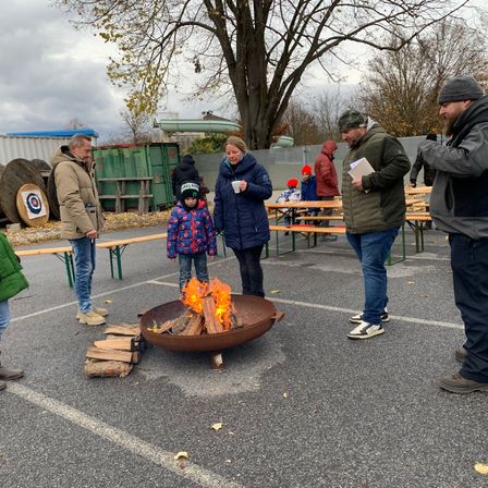 Bild enthält, Glove, Shoe, Person, Adult, Male, Man, Hat, People, Glasses, Pants