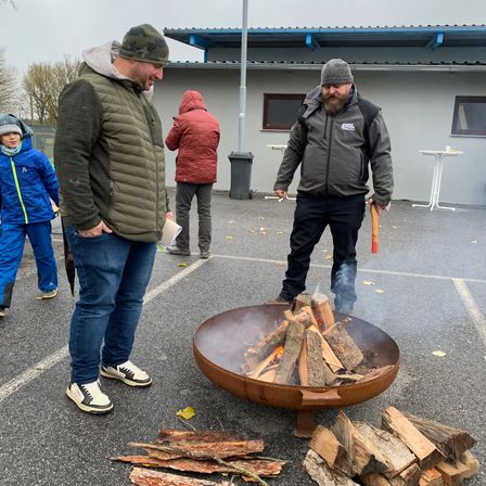 Bild enthält, Pants, Wood, Adult, Male, Man, Person, Shoe, Hat, Jeans, Handbag