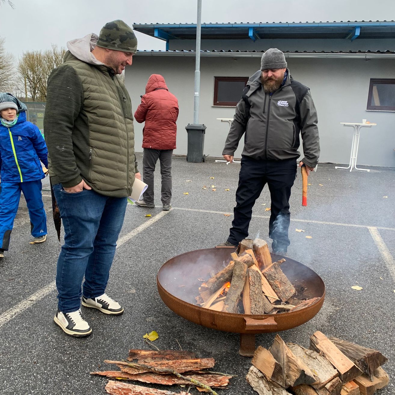 Bild enthält, Pants, Wood, Adult, Male, Man, Person, Shoe, Hat, Jeans, Handbag
