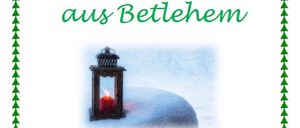 Ein Bild zeigt eine Laterne mit einer brennenden Kerze im Schnee, mit dem Text 'Friedenslicht aus Bethlehem' und 'Am 24. Dezember von 8 - 12 Uhr beim Feuerwehrhaus' in Rot und Grün. Das Bild hat einen weißen Rand mit grünen Tannenbäumen.
