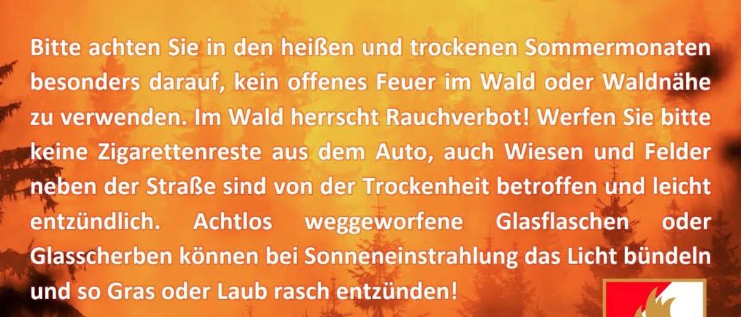 Ein Plakat mit einer Warnung vor Waldbränden. Es weist auf die Gefahren von offenen Feuern, Rauchen und weggeworfenen Zigarettenkippen in Wäldern hin. Es erwähnt auch die Gefahr von Glasflaschen, die bei trockenem Gras oder Laub schnell Feuer fangen können.