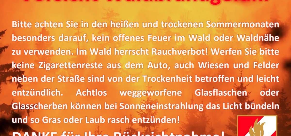 Ein Plakat mit einer Warnung vor Waldbränden. Es weist auf die Gefahren von offenen Feuern, Rauchen und weggeworfenen Zigarettenkippen in Wäldern hin. Es erwähnt auch die Gefahr von Glasflaschen, die bei trockenem Gras oder Laub schnell Feuer fangen können.