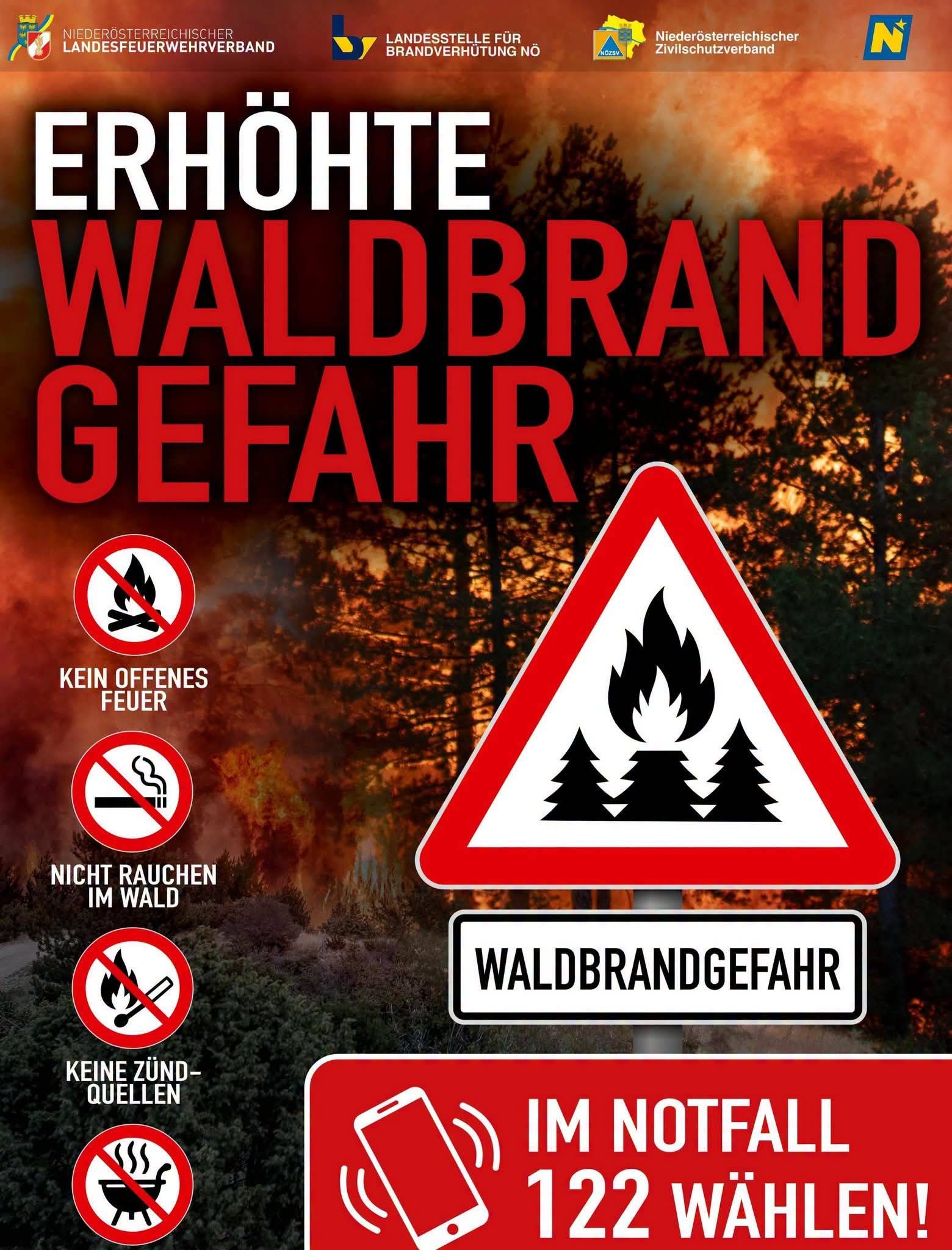 Ein Plakat mit einem Warnzeichen für Waldbrandgefahr. Es zeigt ein Feuersymbol und Text auf Deutsch, der auf offenes Feuer, Rauchen im Wald und keine Zündquellen hinweist.