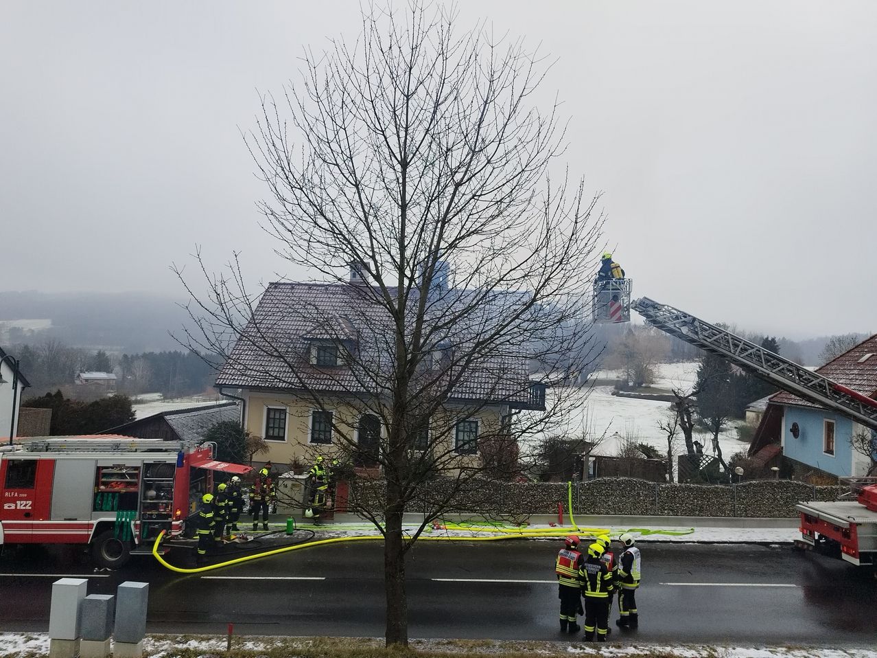 Bild enthält, Neighborhood, Person, Machine, Wheel, Fire Truck, Transportation, Truck, Vehicle, Helmet, Fire Station