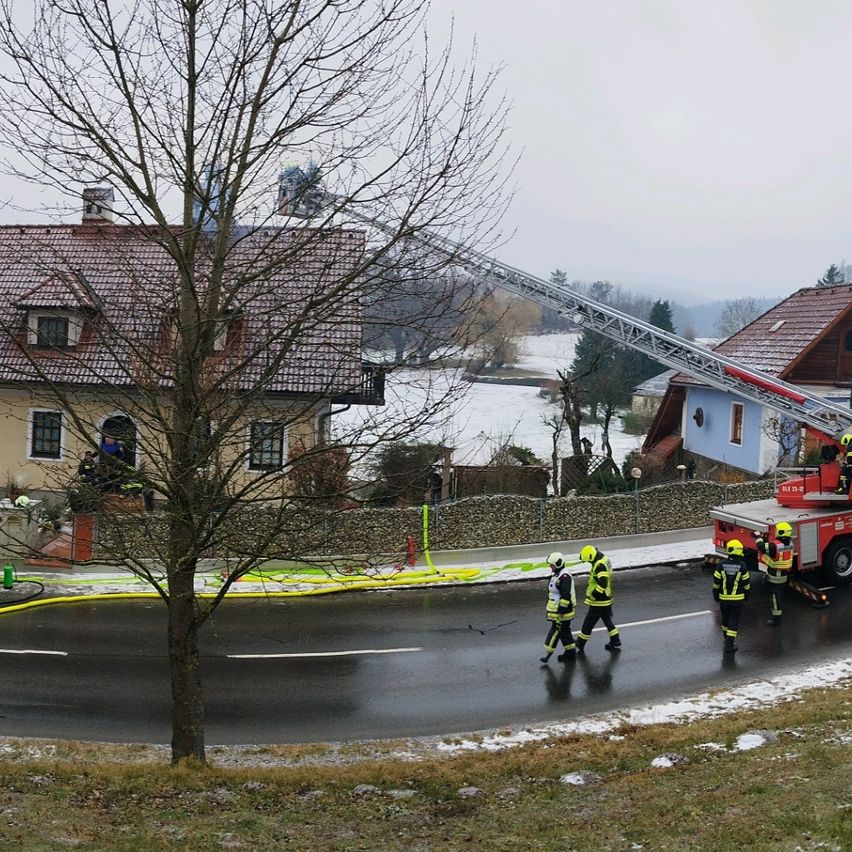 Bild enthält, Neighborhood, Person, Road, Car, Transportation, Vehicle, Helmet, Outdoors, City, Bus