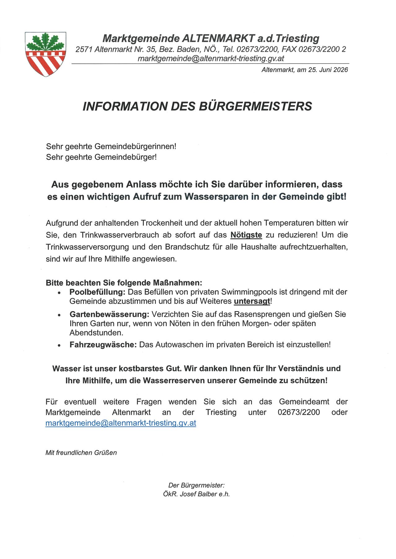 Der Gemeindebürgermeister informiert die Bürger über die Bedeutung der Wassereinsparung aufgrund trockener Bedingungen. Schwimmbäder sind zu leeren. Gärten sollten frühmorgens oder spätnachmittags bewässert werden. Das Autowaschen im privaten Bereich ist untersagt. Die Gemeinde dankt den Einwohnern für ihr Verständnis und ihre Unterstützung beim Schutz der lokalen Wasserressourcen.