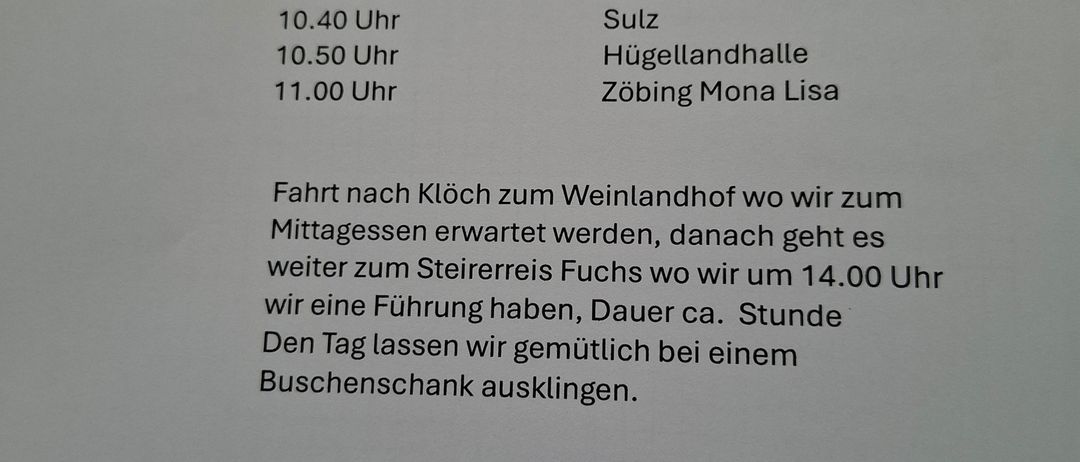 Eine Reiseroute für den Weinproduktions-Tour. Abfahrtszeiten und -orte aufgelistet. Eine Reise nach Klöch, einem Weingut, mit erwartetem Mittagessen, dann zu Stierreis Fuch für eine geführte Tour. Der Tag endet mit einem Besuch in einer Buschbar. Kosten für die Reise und die Führung. Anmeldung erforderlich bis 19. April 2025.