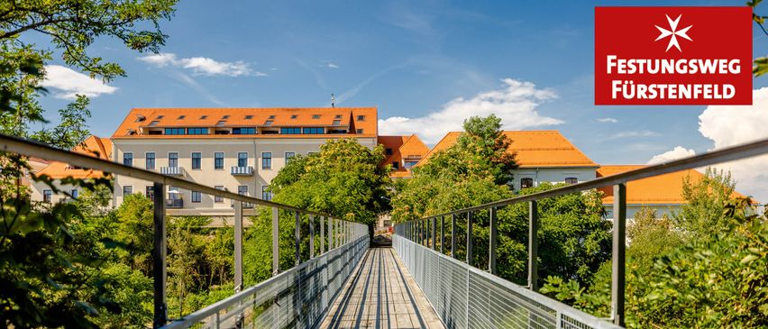 Bild enthält, City, Railing, Handrail, Urban, Path, Walkway, Outdoors, Garden, Road, Street