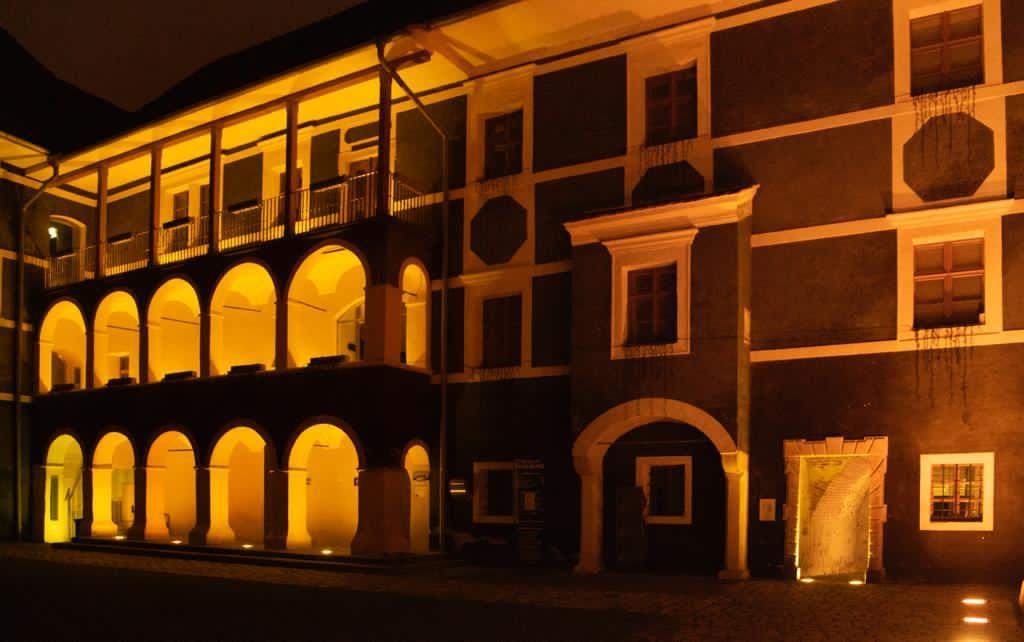 Bild enthält, City, Street, Urban, Arch, Building, Hotel, Monastery, Gothic Arch, Condo, Housing