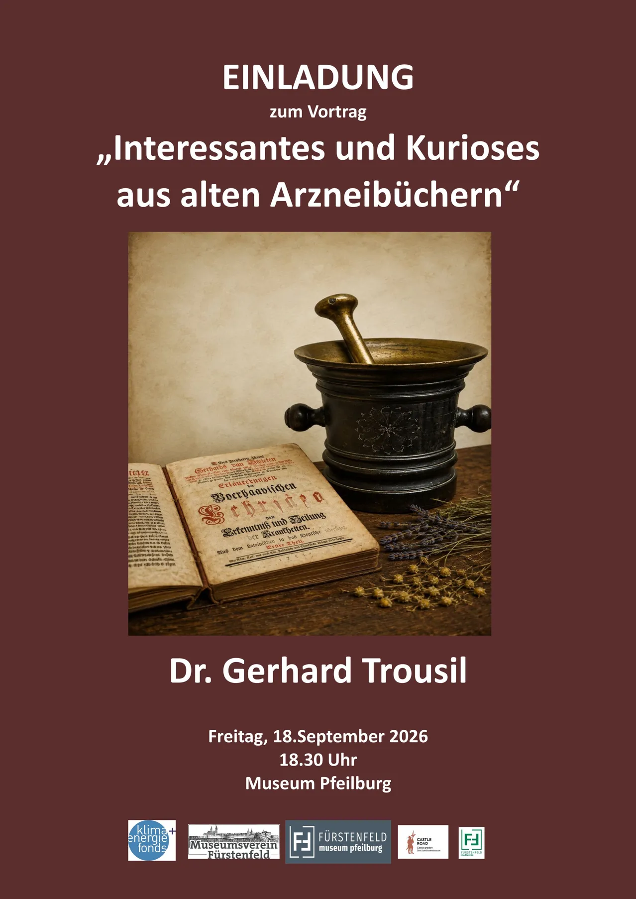 Ein altes Buch, das aufgeschlagen auf einem Tisch liegt, zeigt eine Seite mit Text und einem Mörser und Stößel. Der Titel lautet 'Interessantes und Kurioses aus alten Arzneibüchern' und der Autor ist Dr. Gerhard Trousil. Das Datum ist Freitag, 18. September 2026, um 18:30 Uhr.