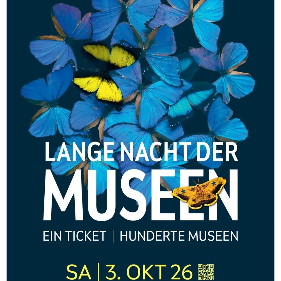 Ein Plakat für die Lange Nacht der Museen. Es zeigt eine Ansammlung von blauen Schmetterlingen mit einem gelben Schmetterling in der Mitte. Der Text lautet Lange Nacht der Museen, Ein Ticket Hunderte Museen, und SA 3. OKT 26.