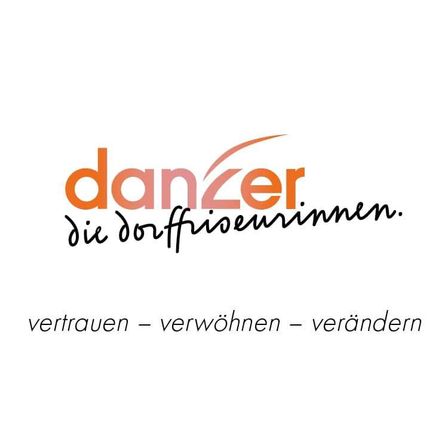 Danzer Logo. Der orange Text lautet 'danzer' mit einem Schwung. Der schwarze Text lautet 'die Dorffriesseninnen'. Darunter steht das Motto 'vertrauen - verwohnen - verandern'.