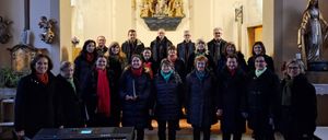 Bild enthält, Adult, Female, Person, Woman, Coat, Group Performance, Piano, Glasses, Male, Man