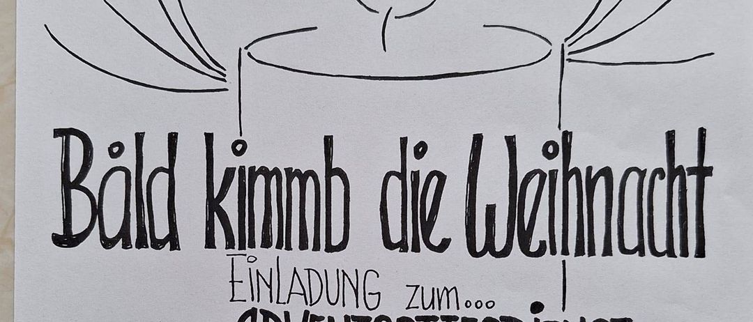 Plakat mit einer Kerze und einem Kranz, mit der Aufschrift 'Bald Kimmt Die Weihnacht'. Einladung zu einem Adventsgottesdienst am 7.12.2025 um 9 Uhr in der Pfarrkirche St. Veit a.V. Adventssingen am 8.12.2025 um 16 Uhr in der Kapelle Lichendorf.
