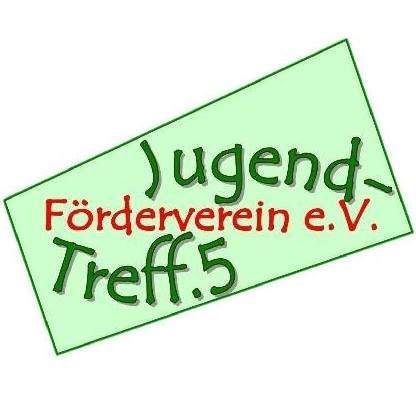 Ein grünes Schild mit weißem Text, das 'Jugend Foerdereverein e.V. Treff 5' lautet. Es ist ein Werbeschild für einen Jugendverein.