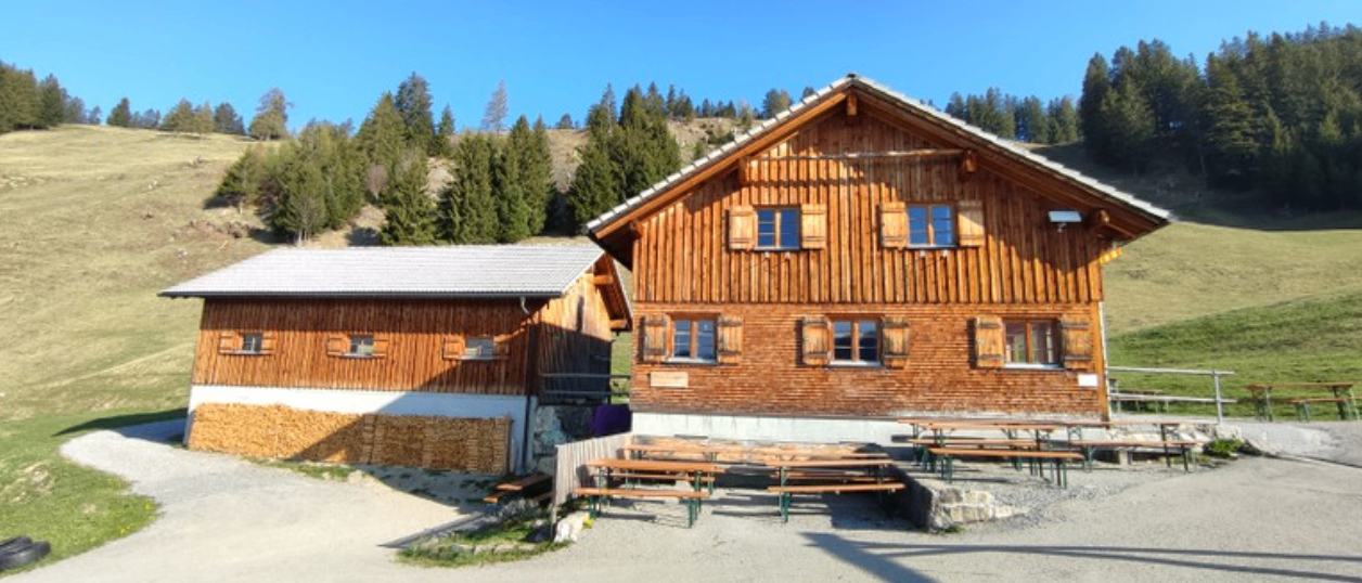 Bild enthält, Building, Housing, Outdoors, House, Wood, Shelter, Nature, Cabin, Countryside, Bench