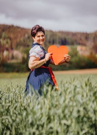 Bild enthält, Photography, Face, Head, Person, Portrait, Symbol, Grass, Plant, Love Heart Symbol, Ping Pong Paddle