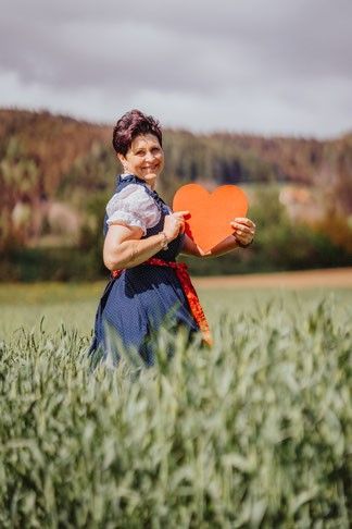 Bild enthält, Photography, Face, Head, Person, Portrait, Symbol, Grass, Plant, Love Heart Symbol, Ping Pong Paddle