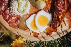 Bild enthält, Brunch, Food, Meal, Meat, Pork, Egg, Ketchup, Dish, Food Presentation