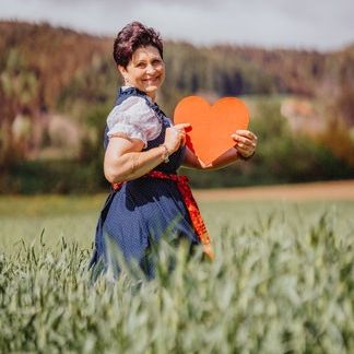 Bild enthält, Photography, Face, Head, Person, Portrait, Symbol, Grass, Plant, Love Heart Symbol, Ping Pong Paddle