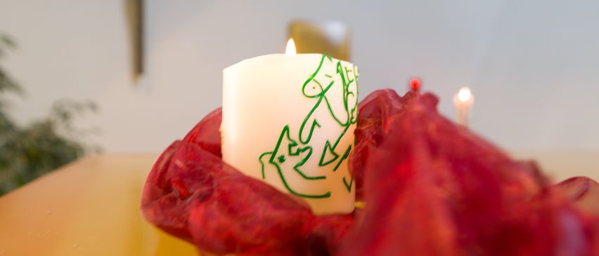 Bild enthält, Cross, Symbol, Candle, Flower, Flower Arrangement, Plant, Birthday Cake, Cream, Dessert, Food