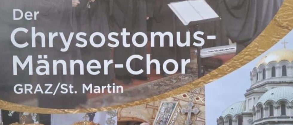 Ein Plakat zeigt den Chrysostoma-Männer-Chor in schwarzen Roben beim Singen, mit einem goldenen Kreuz und einer Kirche im Hintergrund. Es steht 'Der Chrysostoma-Männer-Chor GRAZ/St. Martin' und 'Ostkirche. Liturgie.' Das Datum und die Uhrzeit sind teilweise sichtbar.