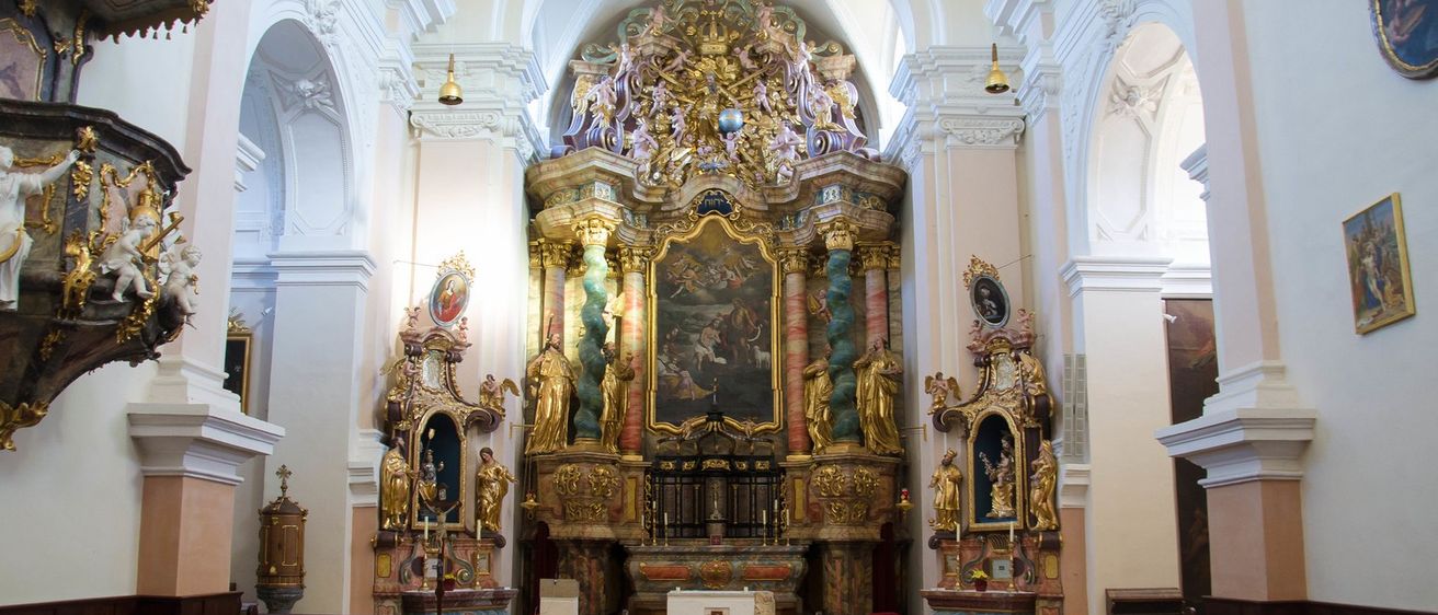 Bild enthält, Architecture, Building, Indoors, Altar, Church, Prayer, Chapel, Person, Head, Face