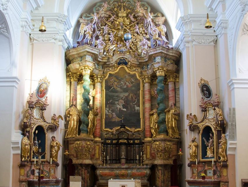 Bild enthält, Architecture, Building, Indoors, Altar, Church, Prayer, Chapel, Person, Head, Face