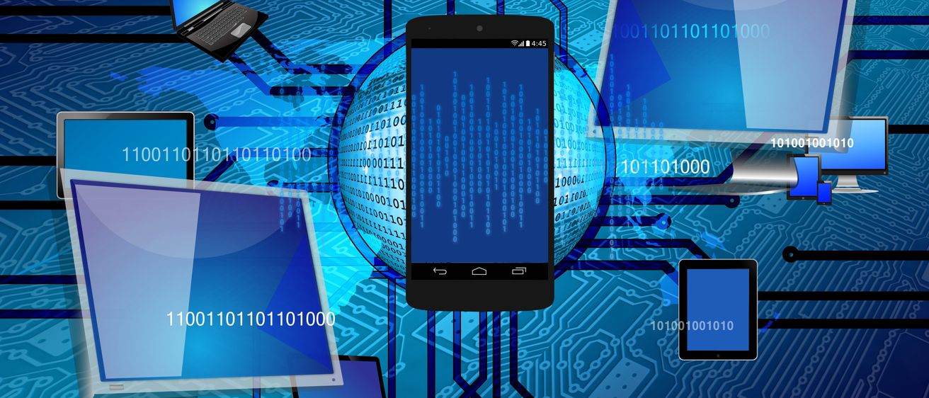 Ein Smartphone, Laptop und Computerbildschirme sind von einer blauen Leiterplatte und Zahlen umgeben. Das Smartphone ist schwarz, und die Bildschirme sind blau.