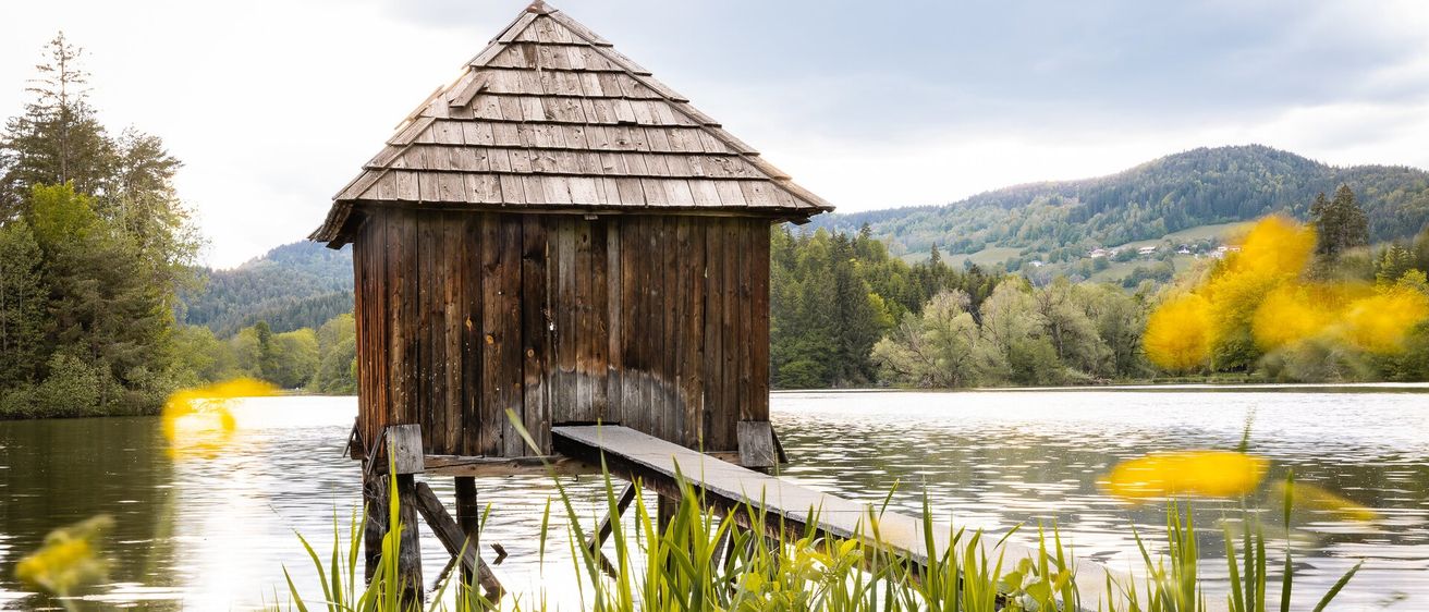 Bild enthält, Outdoors, Shelter, Nature, Scenery, Countryside, Hut, Rural, Waterfront, Pond, Shack