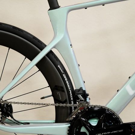 Ein Nahaufnahme eines Fahrrad-Hinterrads, der Kette und des Pedals, das ein schlankes Design und hochwertige Komponenten zeigt.