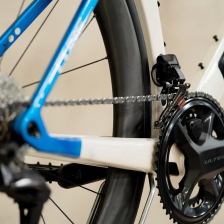 Nahaufnahme des Hinterrads eines Fahrrads mit Kette, Kettenblatt und Kettenrad mit der Markenbezeichnung Ultegra.