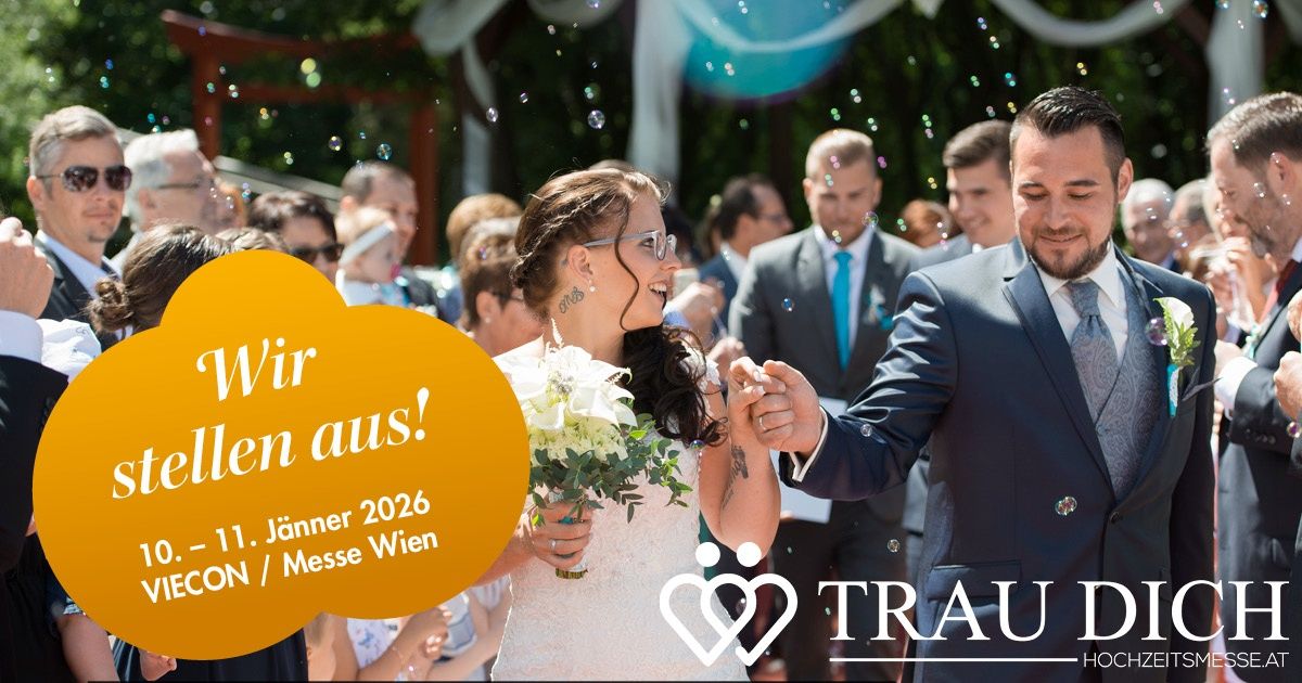 Eine Hochzeitszeremonie mit einem Brautpaar, das sich an den Händen hält, umgeben von Gästen und schwebenden Seifenblasen in der Luft.