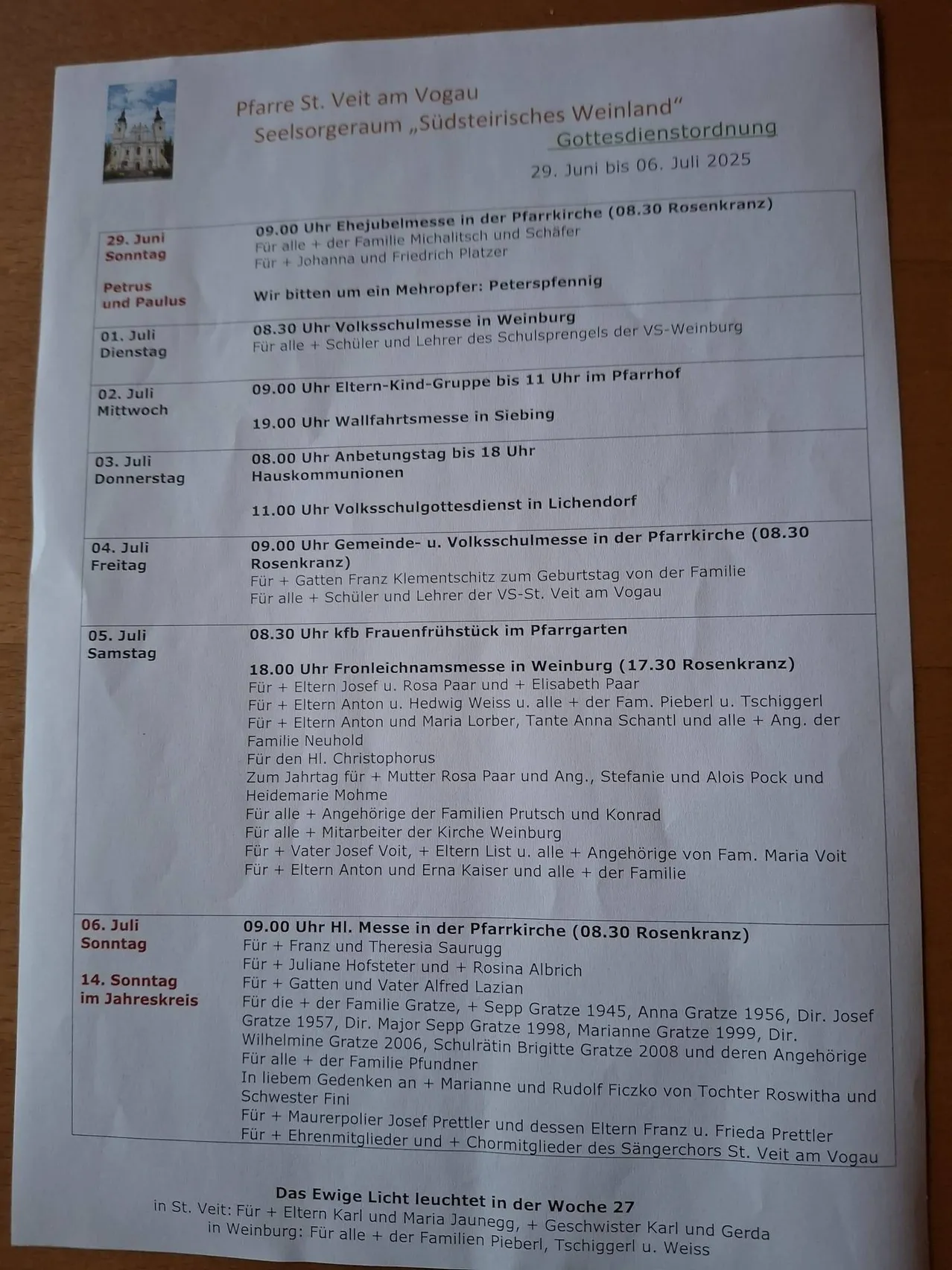 Ein Dokument listet Gottesdienste vom 29. Juni bis 6. Juli 2023 auf. Datum, Uhrzeit und Ort werden für verschiedene religiöse Veranstaltungen und Zusammenkünfte angegeben, einschließlich Familienmessen, Gebetstreffen und Kindergruppen. Die Veranstaltungen finden an verschiedenen Orten wie Pfarrkirche und Pfarrgarten statt.