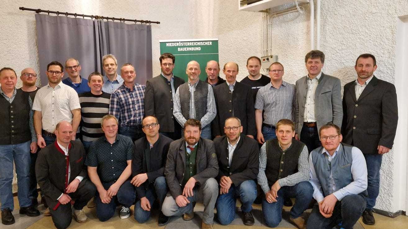 Bild enthält, Groupshot, Person, People, Adult, Male, Man, Jeans, Pants, Coat, Shoe