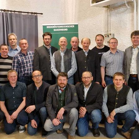 Bild enthält, Groupshot, Person, People, Adult, Male, Man, Jeans, Pants, Coat, Shoe