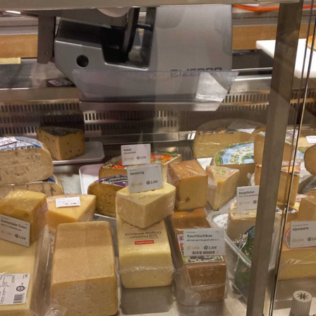 Bild enthält, Cheese, Food, Bread, Person, Shop