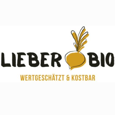 Das Bild zeigt das Logo einer Marke namens 'Lieber Bio'. Das Logo enthält eine stilisierte Rübe mit grünen Blättern über dem Markennamen in schwarzen Buchstaben. Unter dem Markennamen steht der Satz 'Wertgeschaetzt & Kostbar' in Gold.