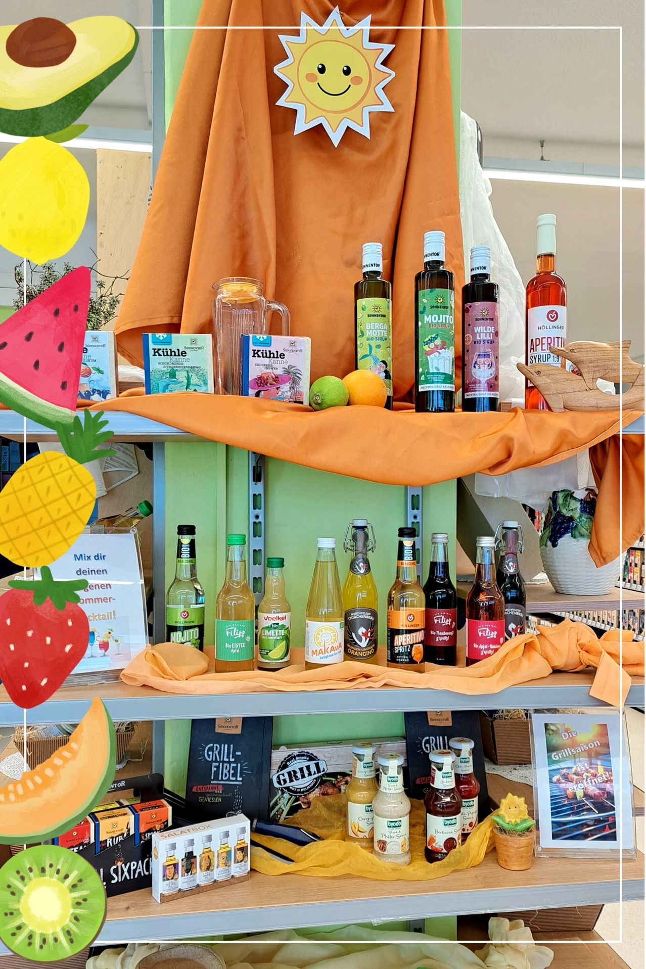 Ein Regal mit verschiedenen Flaschen Saft und anderen Gegenständen, einschließlich Büchern und dekorativen Elementen. Das oberste Regal hat drei Flaschen Saft, eine Karaffe und eine Orange. Darunter sind links eine Erdbeere und andere Früchte, rechts Bücher und eine Ananas.