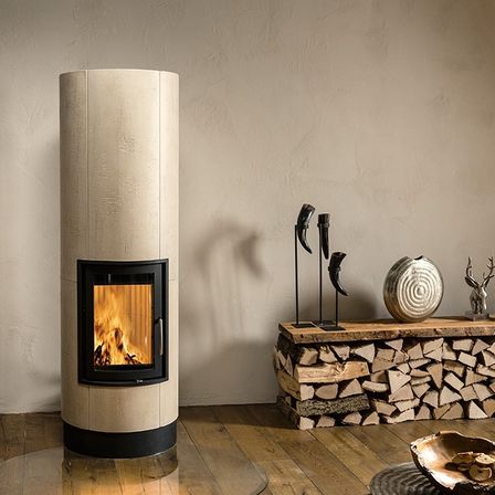 Bild enthält, Fireplace, Indoors, Hearth, Interior Design, Lamp