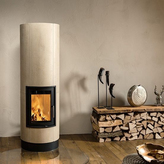 Bild enthält, Fireplace, Indoors, Hearth, Interior Design, Lamp