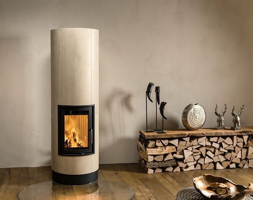 Bild enthält, Fireplace, Indoors, Hearth, Interior Design, Lamp