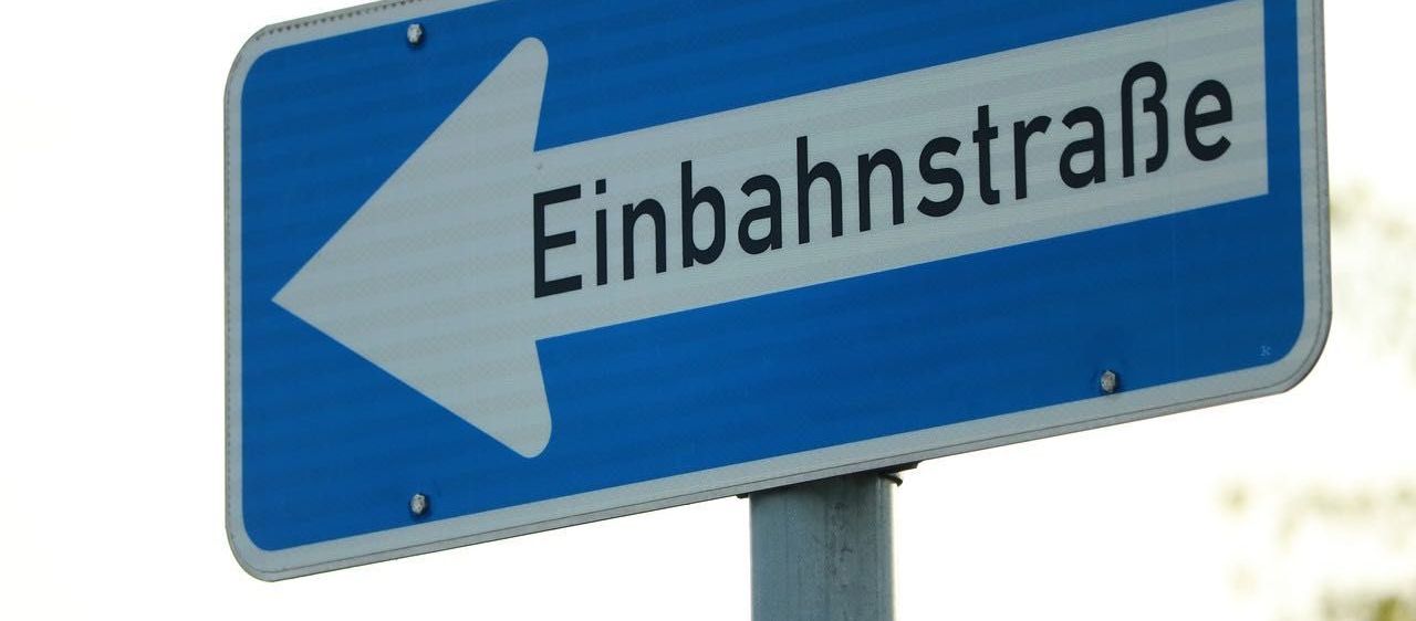 Bild enthält, Sign, Symbol, Road Sign