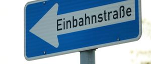 Bild enthält, Sign, Symbol, Road Sign