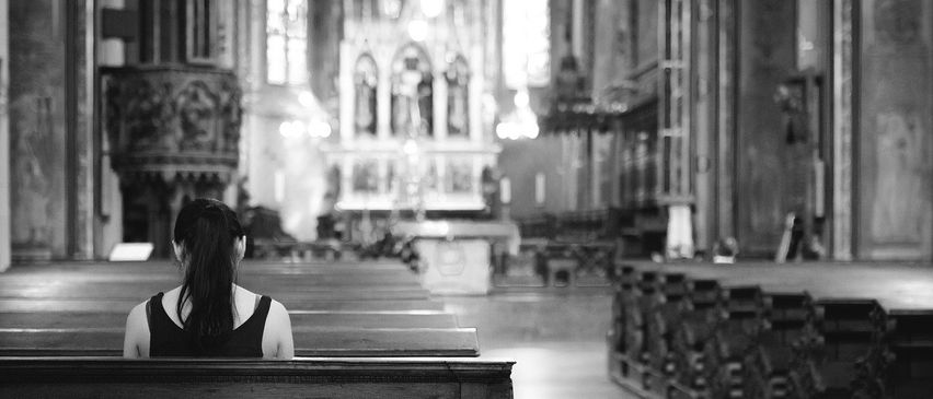 Bild enthält, Altar, Building, Church, Prayer, Adult, Female, Person, Woman, Indoors, Head