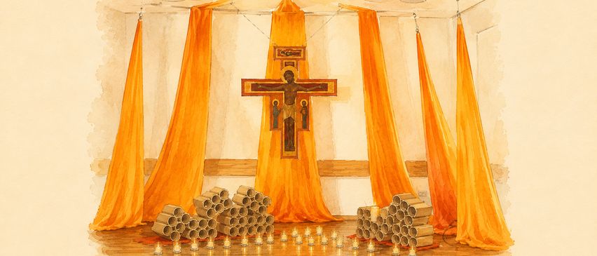 Eine Aquarellmalerei einer Kapelle mit einem Kreuz und Kerzen auf dem Boden. Das Kreuz ist mit einer Figur von Jesus Christus geschmückt.